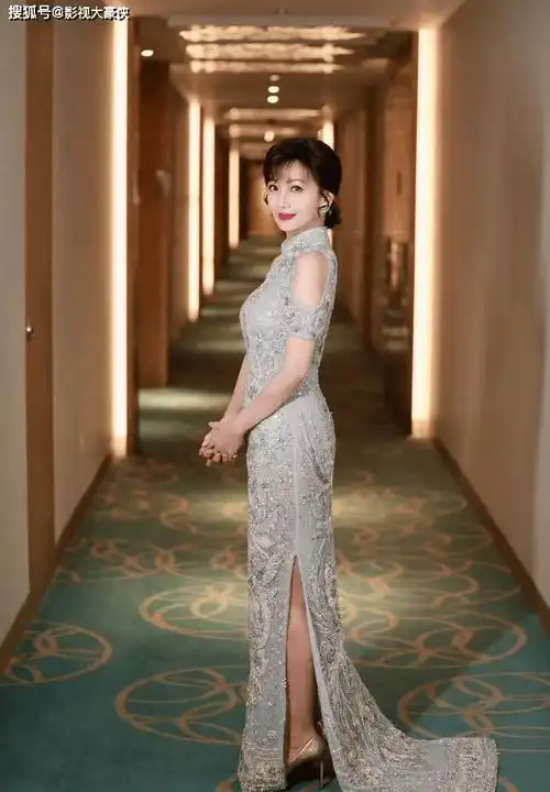 赵雅芝70岁高跟鞋跳跃引发热议,优雅老去成新时代典范