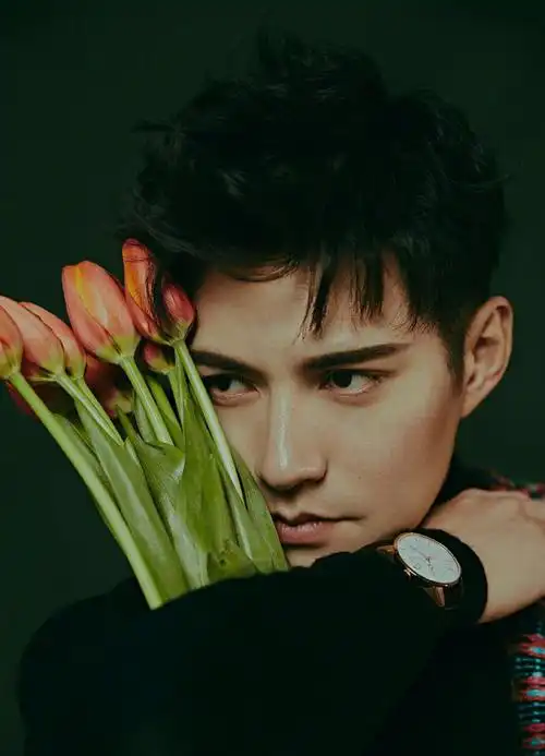 严宽的脸啊,真是几十年如一日的好看～就是这张脸教会了我邪魅狂狷