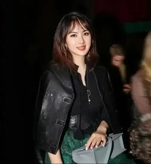 华为二公主姚安娜好时尚穿条纹西装走御姐风a4腰抢镜