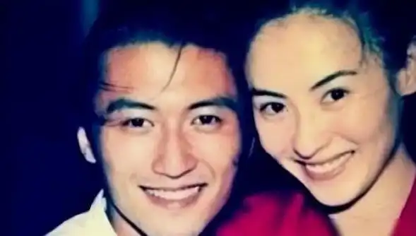 王菲比张柏芝大10岁9个月但一个小细节暴露她是谢霆锋的真爱