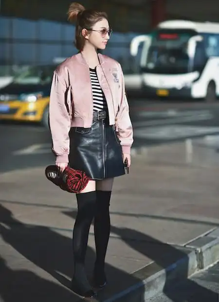 景甜 最新机场街拍 粉嫩棒球外套 冲天揪"超少