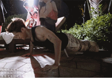 王嘉尔拍肌肉写真的花絮火了网友都不淡定了