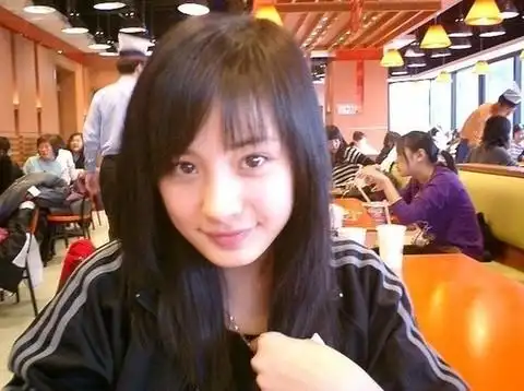 杨幂学生时代素颜照曝光 清纯可人