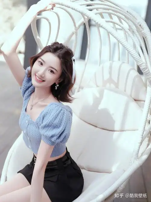 毛晓彤周末少女穿搭,蓝色毛衣小黑裙,纤腰细腿笑容甜美