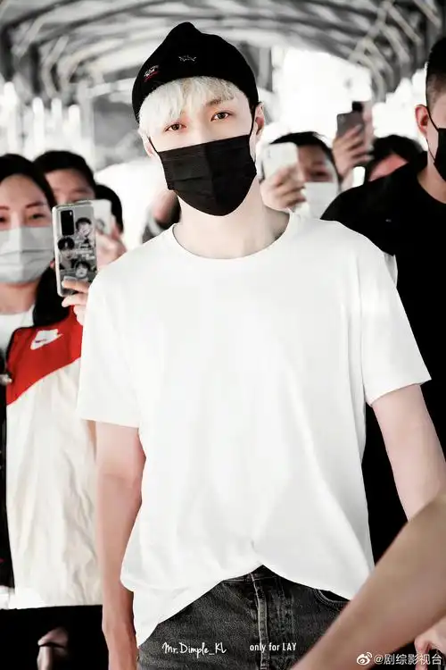 张艺兴今日份机场饭拍来啦