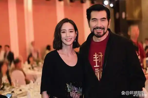 张钧甯晒照合影费翔,感叹「17年前前男友」一点都没变