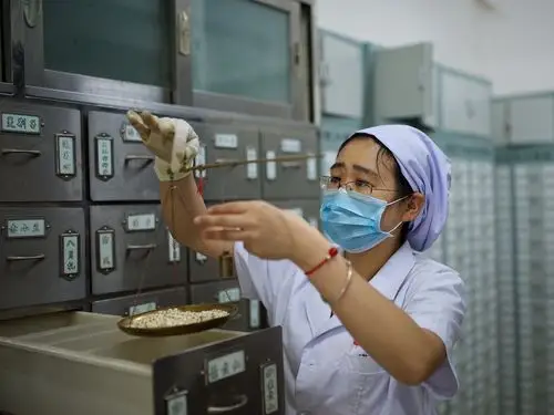 阜阳市中医医院 抓药 摄影 刘玉华