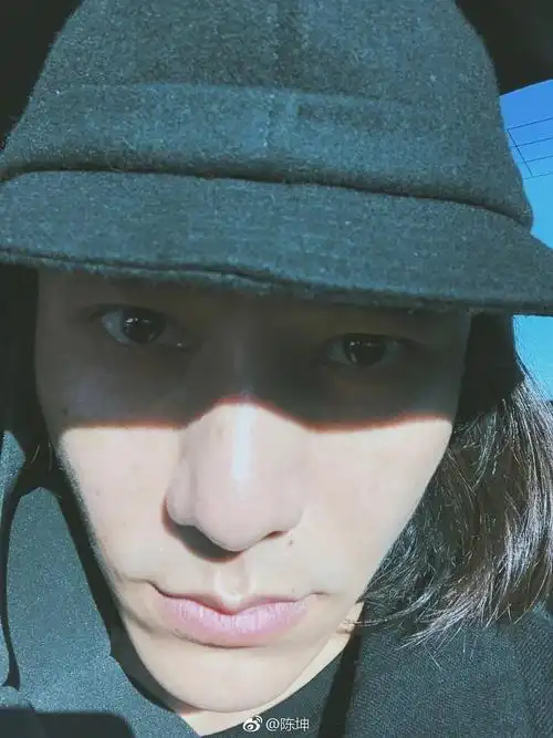 陈坤发自拍称表情不太好,照片撞脸周星驰,网友:别闹把瘦脸关了