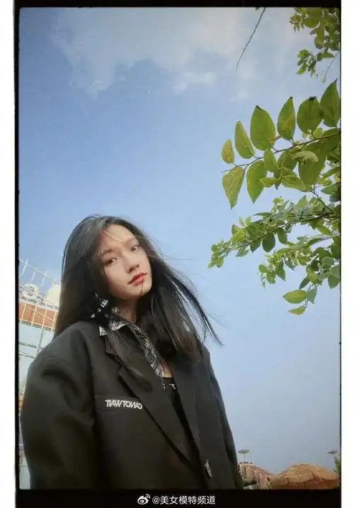 林允发日常照感谢粉丝陪伴 小西装格子衬衣乖巧甜美