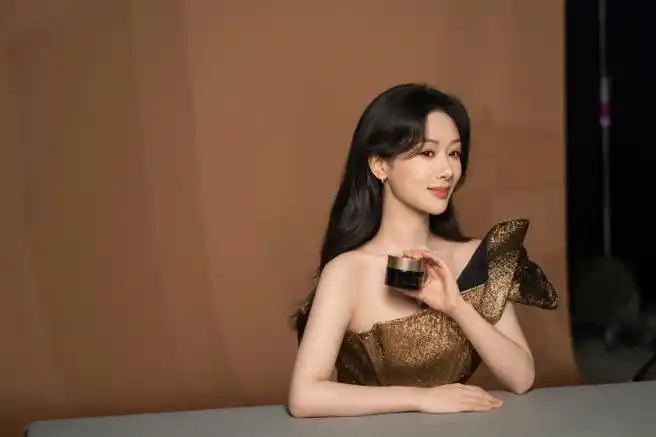 杨紫   in   ronald van der kemp spring 2020 couture    解锁新