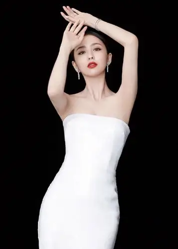 佟丽娅身着一袭白色抹胸长裙出席活动, 什么水平 zt