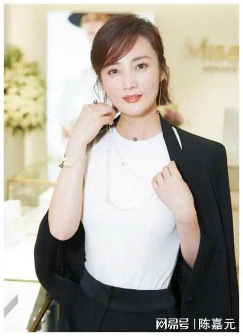 然而故事并未就此落幕,在某个时刻,陈建斌意外地被蒋勤勤美丽动人的