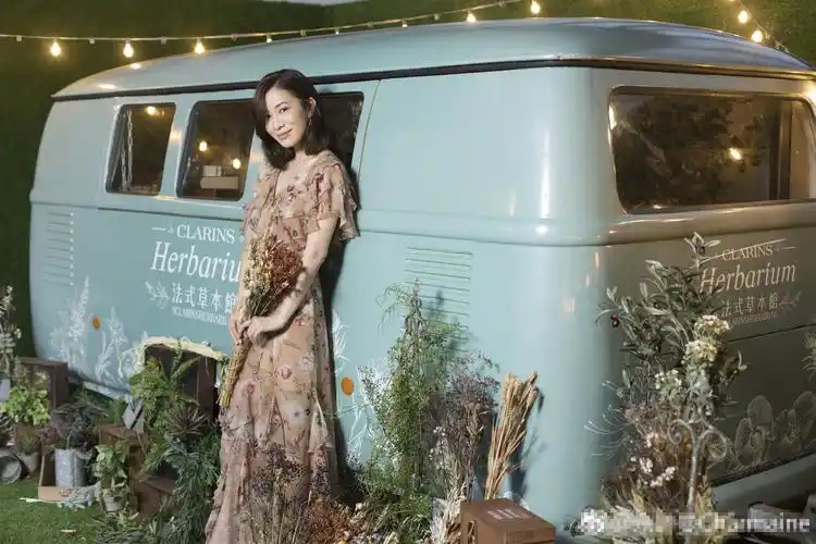 43岁的佘诗曼颜值不减当年 依旧又美又仙