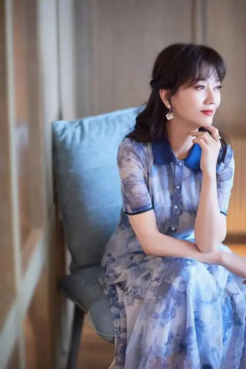 近日,赵雅芝发布了一组最新照片.