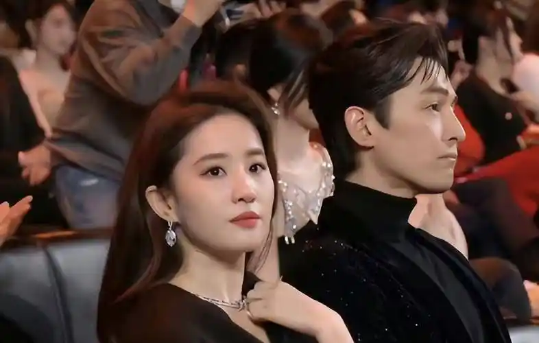 四小花旦的一张合照,把对刘亦菲的"冷落"体现得淋漓尽致_杨幂_唐嫣