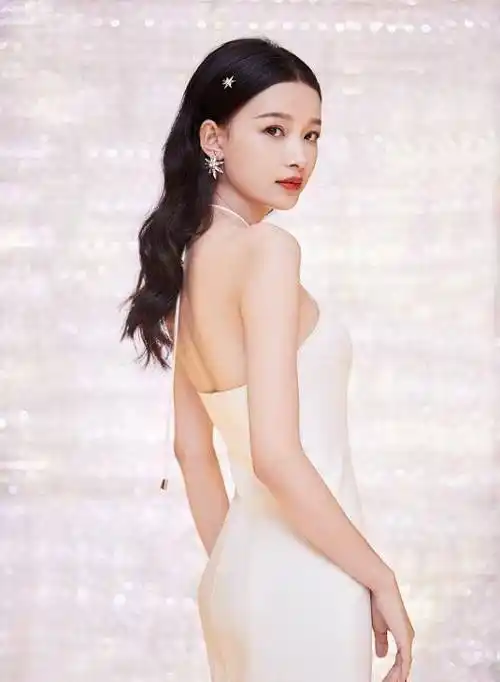 本以为孙怡的腿够好看了,没想到直角肩更绝,神仙身材吹爆了!