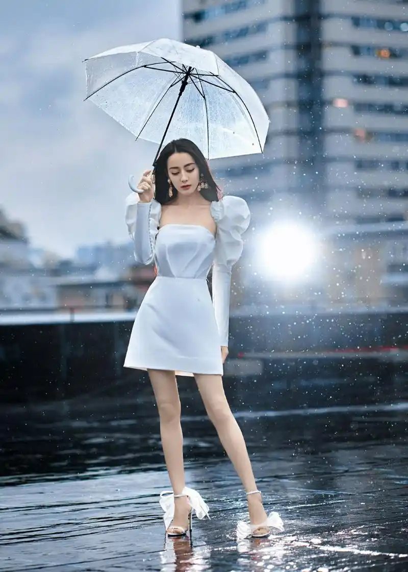 迪丽热巴身着白色泡泡裙优雅迷人