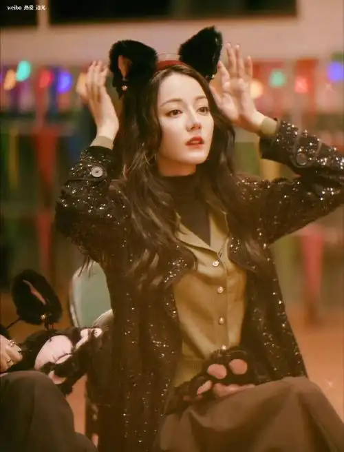 迪丽热巴猫咪比心