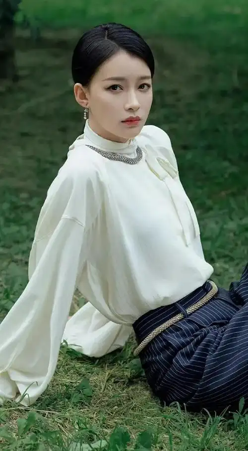 孙怡清新淡雅俏丽写真,楚楚动人!_高清图集_新浪网