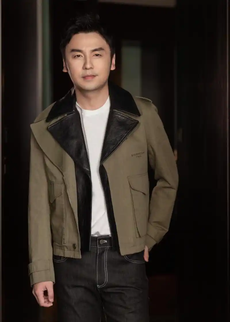 雷佳音造型look虽迟到但从不缺席!