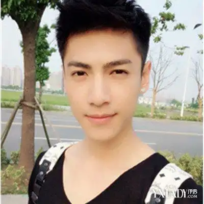 男学生短发飞机头发型图凸显时尚帅气风