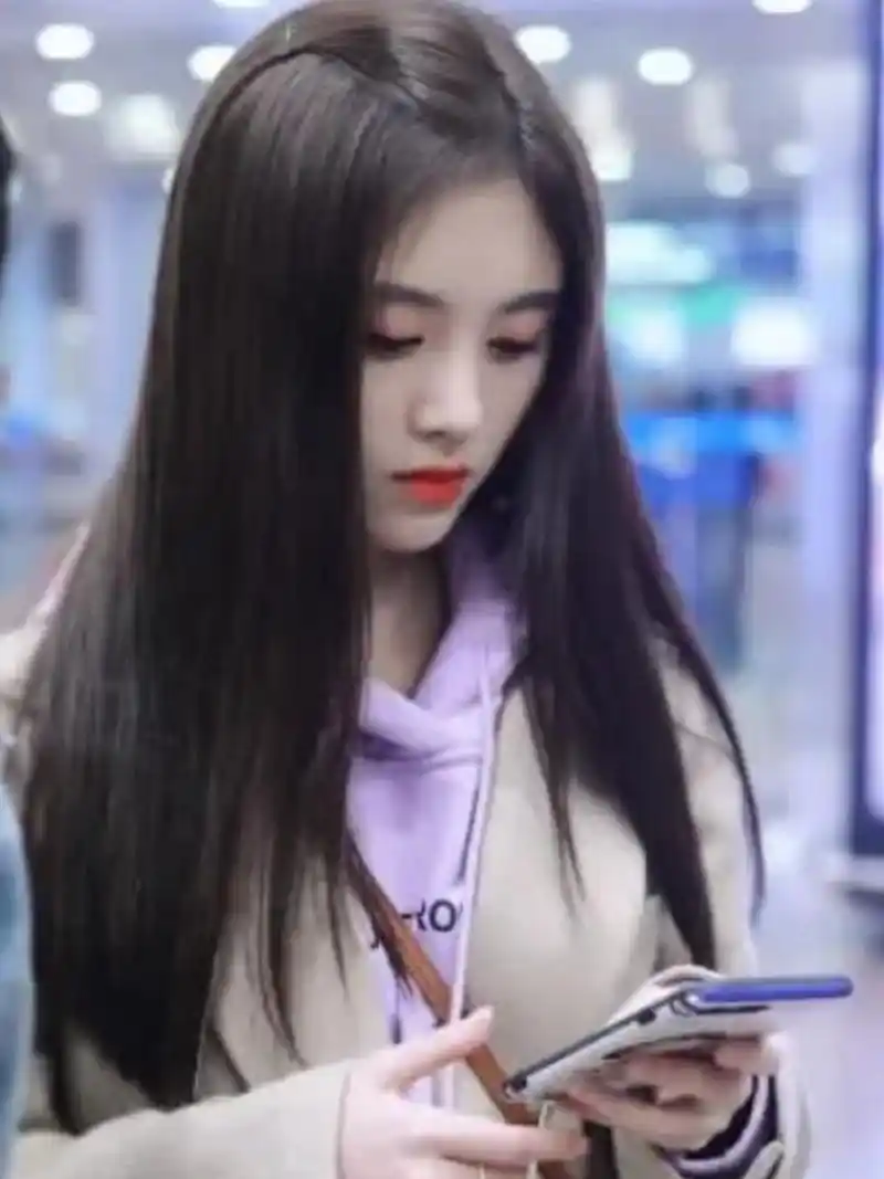 头发黑长直的小鞠 甜美可爱. #祖玛珑秋日美人香