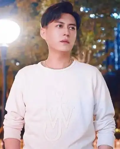 靳东是中国著名男明星.