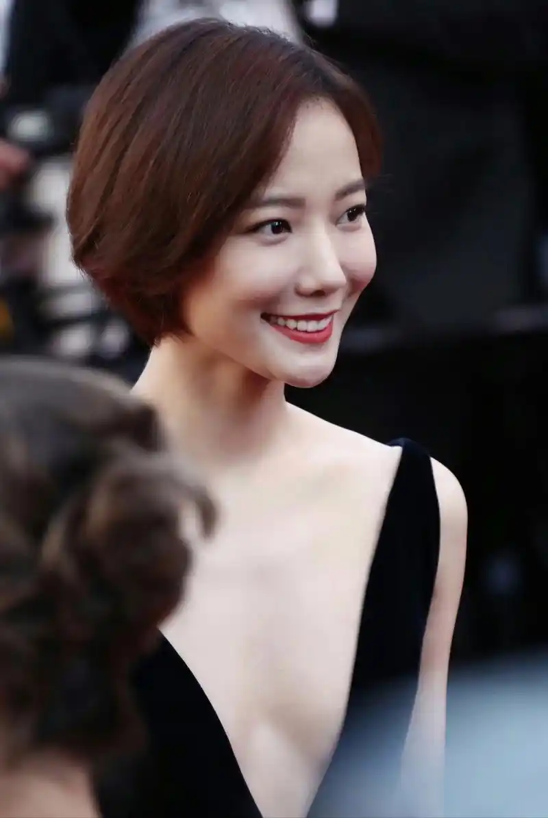 心随星动# 王珞丹穿深v黑裙,秀出好身材!