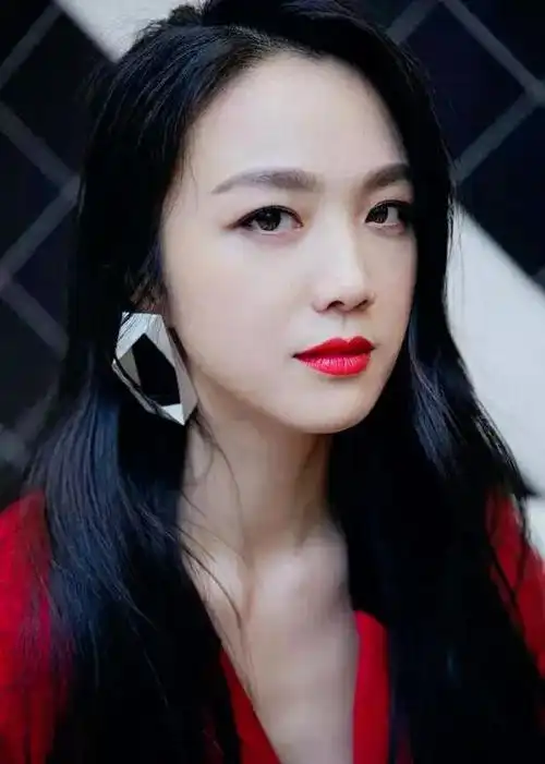 汤唯眼眸灵动有神笑起来与众不同有一种玩世不恭的韵味