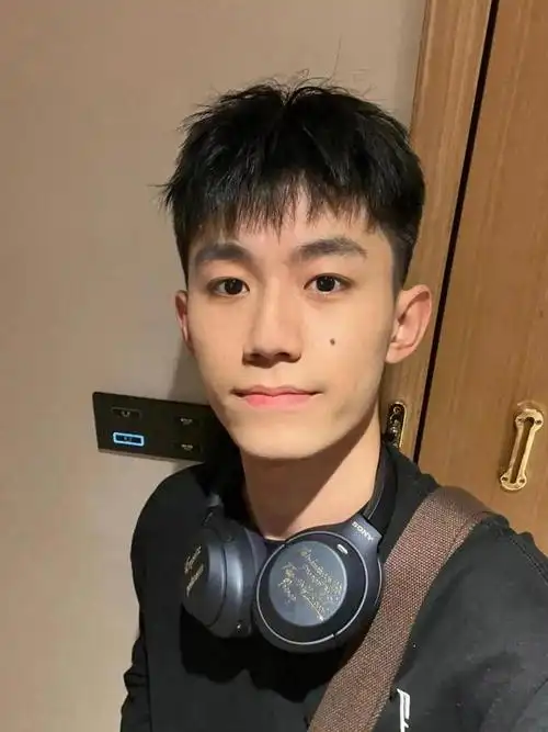 男生头发长了别留"锅盖头",剪这3款发型更适合,清爽又帅气