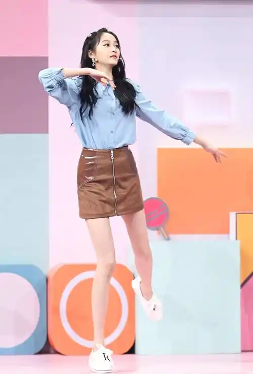 王牌的造型师真的是很了解关晓彤的优势,基本上每一