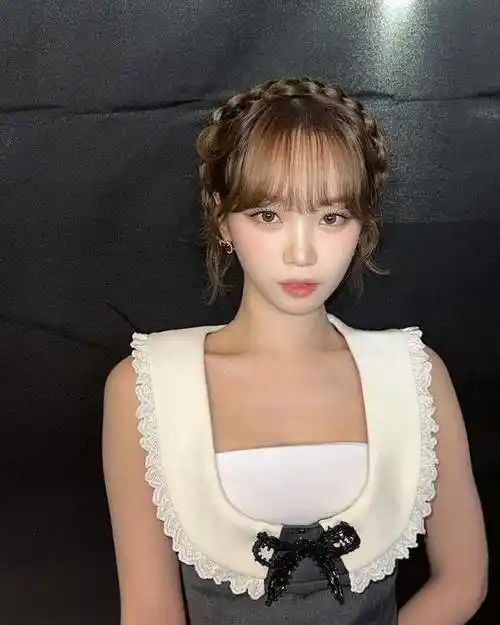 刘海女偶像:lisa黑长直发型被赞回春颜巅,她被粉丝称作人间富江_造型