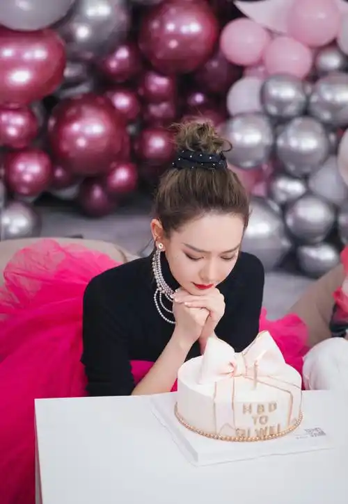 原创戚薇36岁生日穿纱裙少女感满满与李承铉四目相对甜蜜爆棚