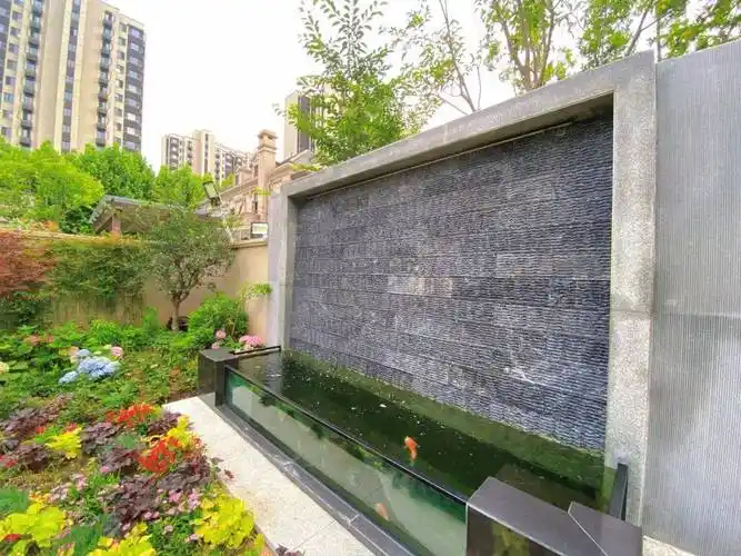 在我们常见的水景鱼池中,小型的水景如水钵那大都是圆的,再如跌水景墙