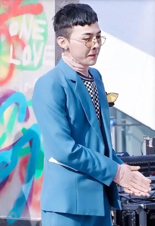 为了赢权志龙拼了?穿同款蓝西装,吴亦凡还把西装改成"撕裂风"