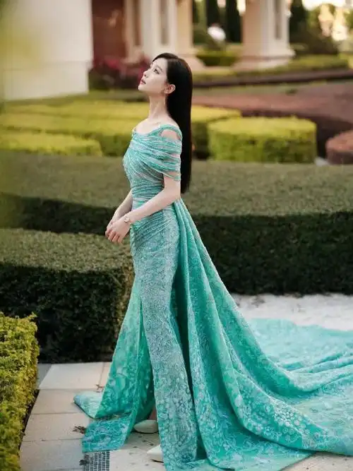 刘诗诗孔雀蓝露肩礼服##尖叫之夜红毯