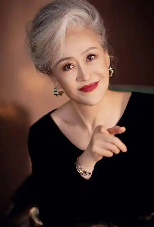 ①白发不染更自然真实【女人到了70岁,保持这两个想法,就会更优雅】