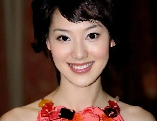 39岁央视主持王冠:曾与曹可凡传绯闻,私生活混乱,事业下滑