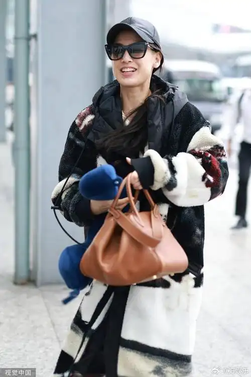 黄圣依穿毛绒大衣休闲舒适 素颜出镜笑容灿烂|黄圣依|毛绒|大衣_新浪