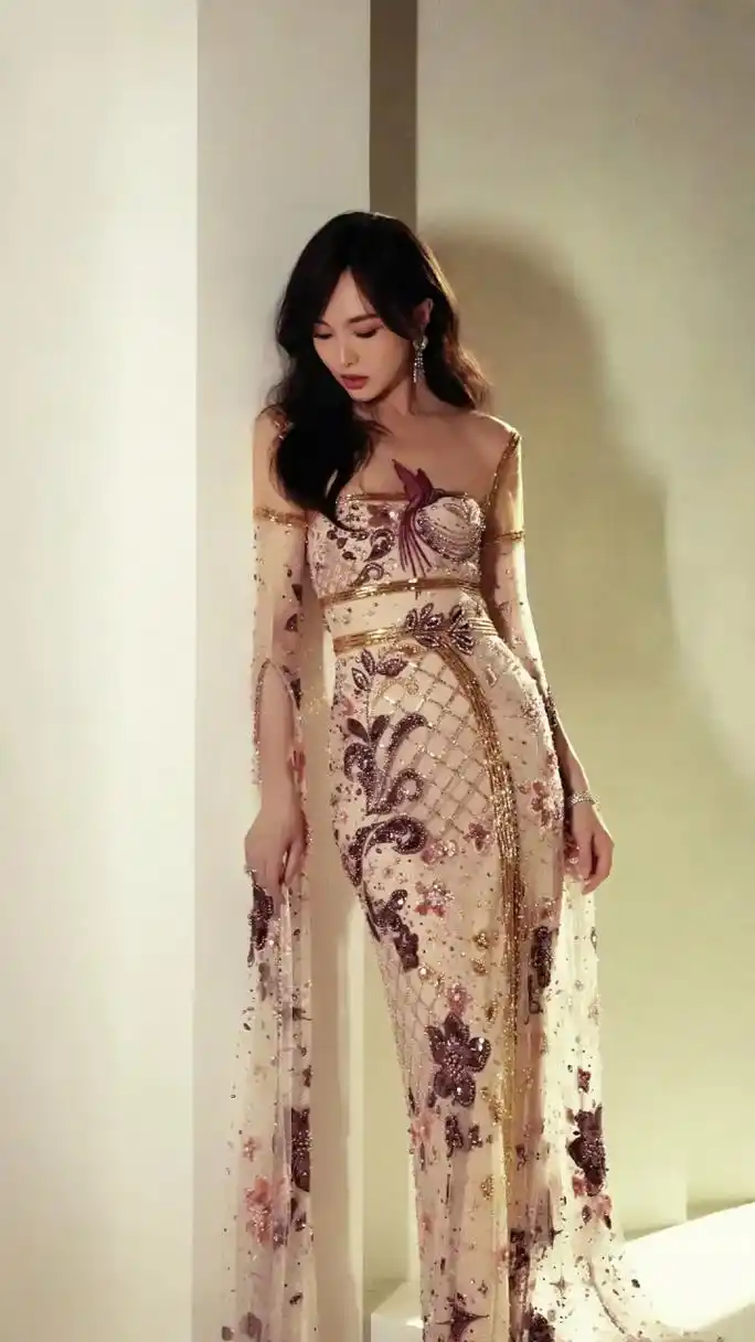 唐嫣紫色刺绣礼服优雅美丽,礼服上镶嵌的珠片使礼服更有层次感,展现出