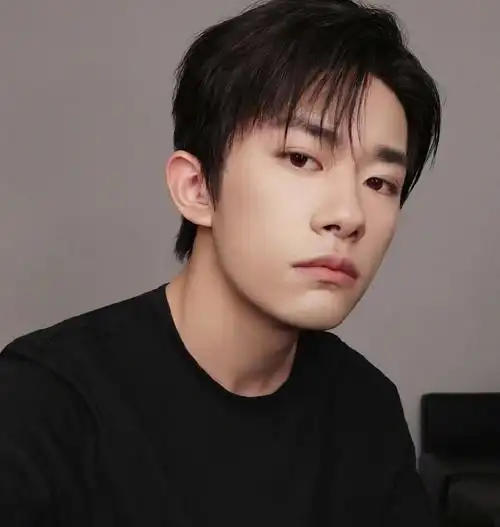 易烊千玺素颜怼脸拍皮肤状态清晰无比对自己颜值好自信呀