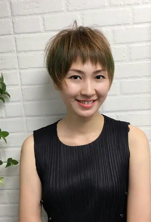 格外有气场的造型,有着女王风采的短发造型,额头上方刘海部分是精心