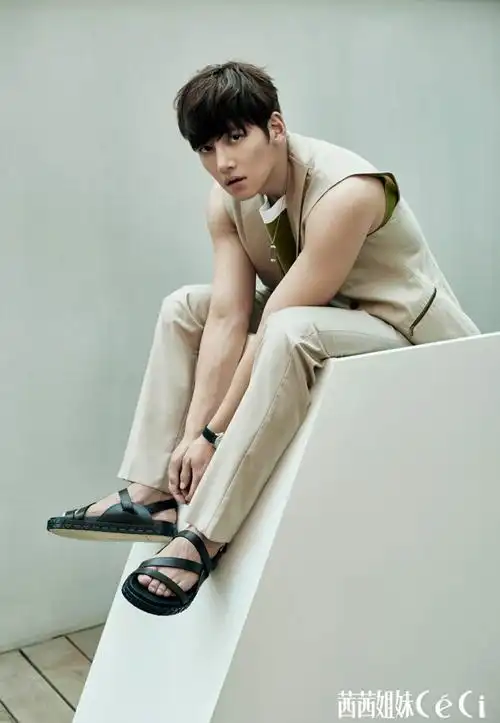 韩星池昌旭登中国杂志 标志眼神深邃性感