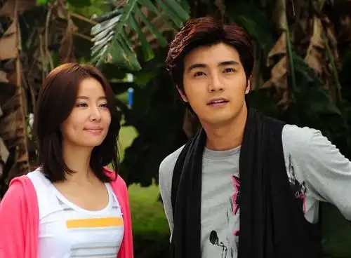 展开全部 贺军翔和林心如 他们两合作的电影叫活该你单身 这两张妒乔