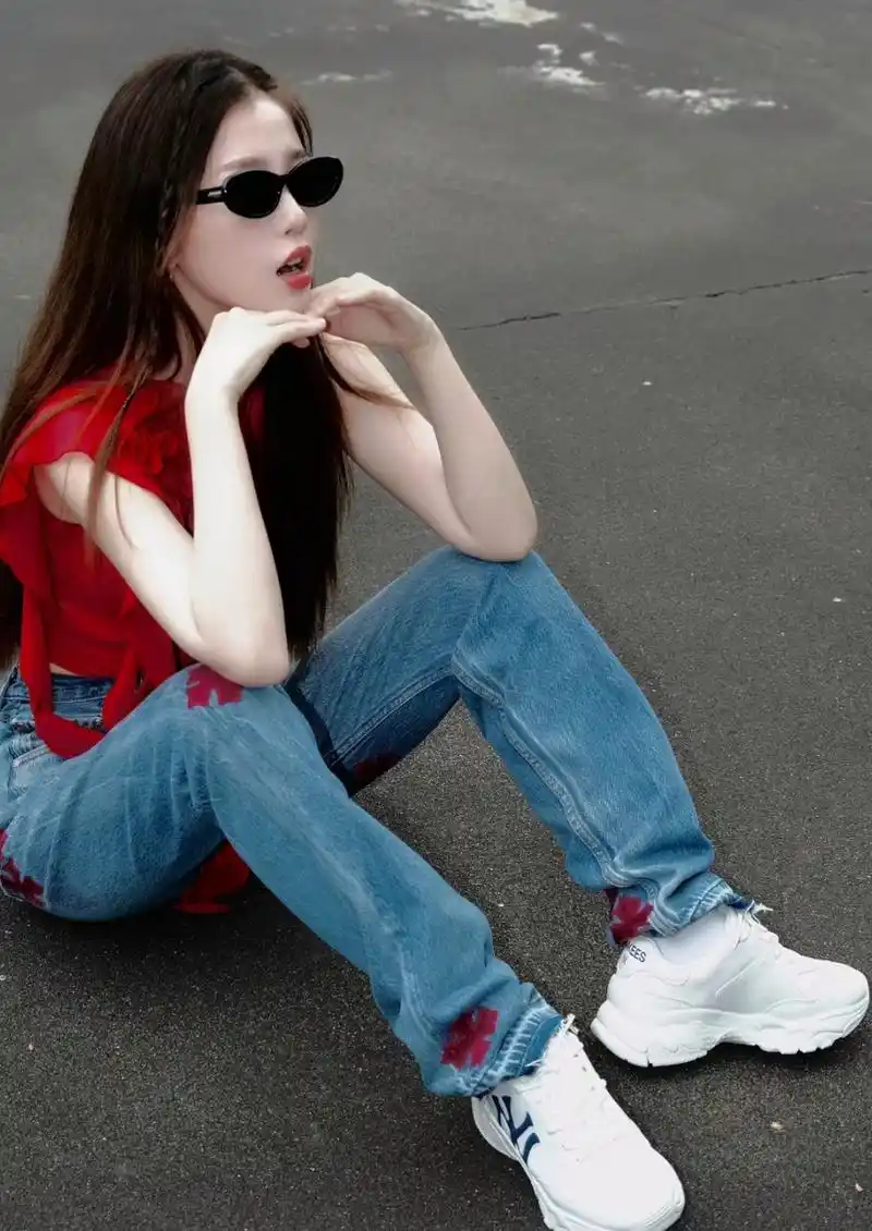 虞书欣坐在大马路上摆pose,拍营业照一点都没有明星包袱,还好穿的是