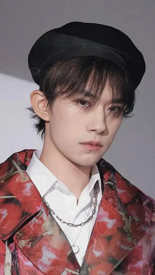 顶流明星肖战蔡徐坤王一博易烊千玺的荣耀之路