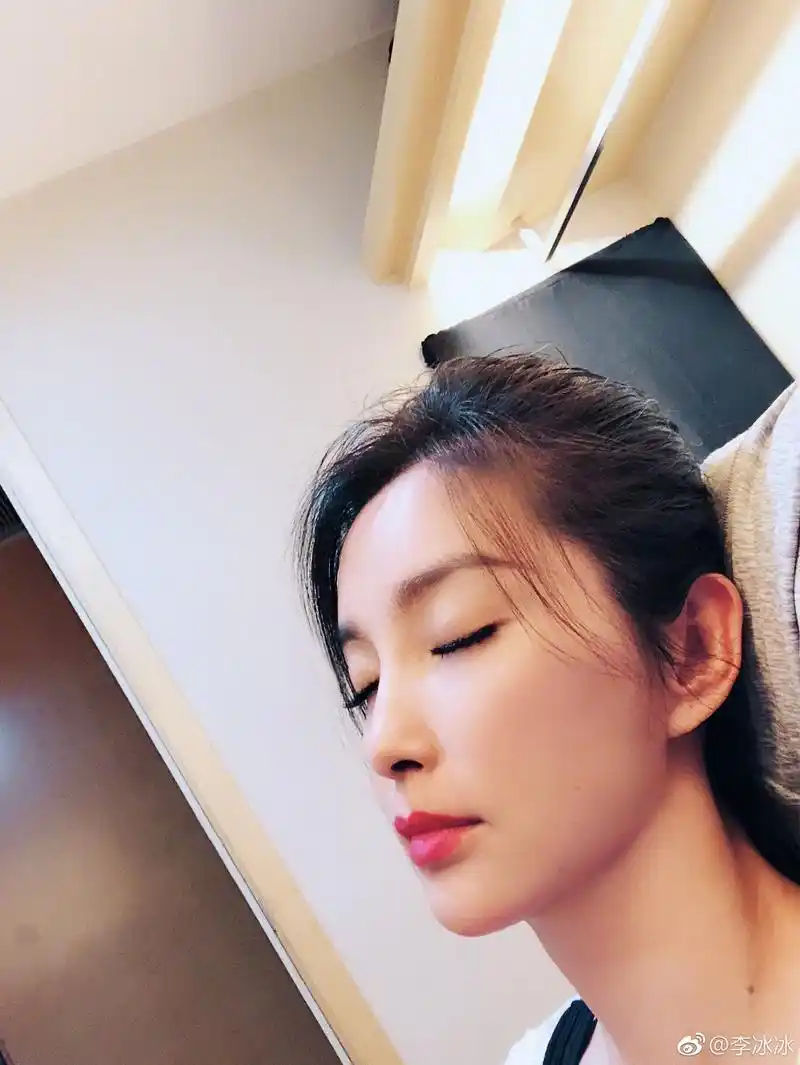 李冰冰晒自拍,锁骨深的可以养鱼,白净脸上有颗浪漫的"泪痣"