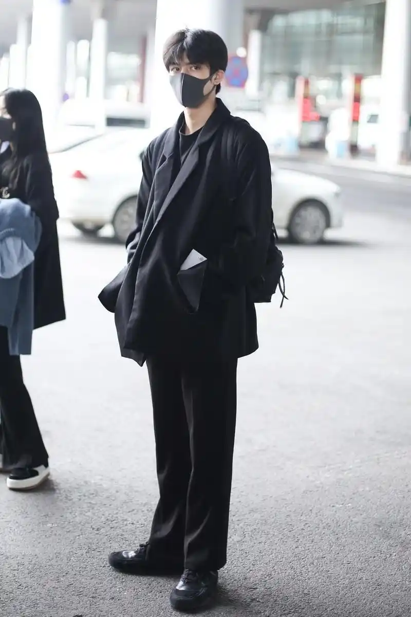 宋威龙全黑look走机场黑色卫衣休闲宽松穿运动裤秀大长腿