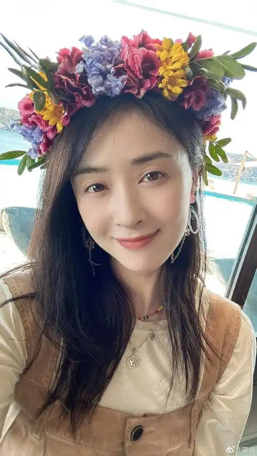 40岁蒋欣罕晒泳装美照,穿比基尼全身零赘肉,细腰长腿养眼十足