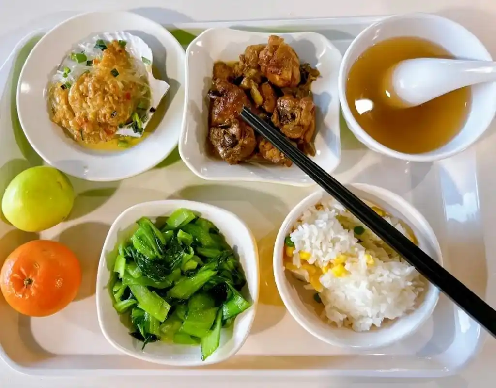 图一,某机关的1元中午工作餐 图二,某设计院2元中午工作餐 图三,某